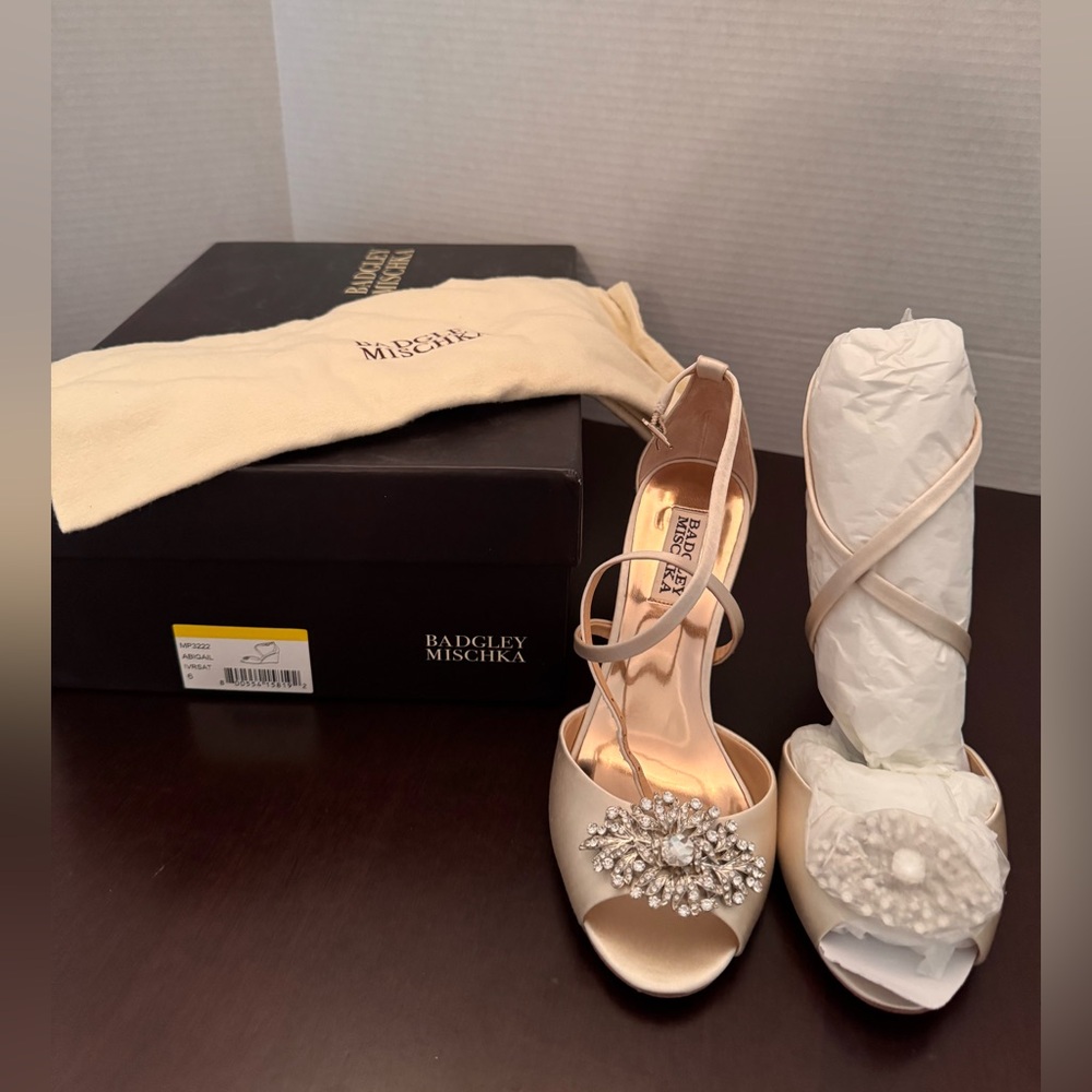 Badgley Mischka Women's Abagail Cream wedges